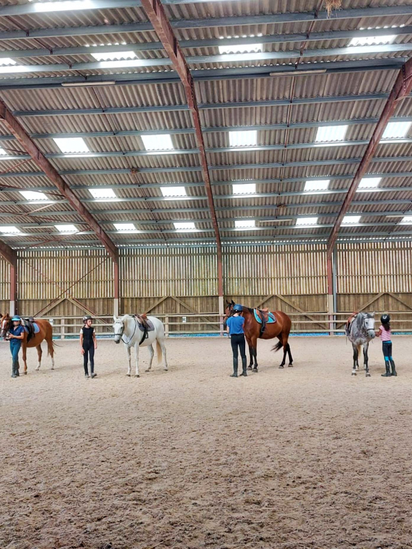 Treinamento Esportivo de Equitação em Acampamento de Verão na França