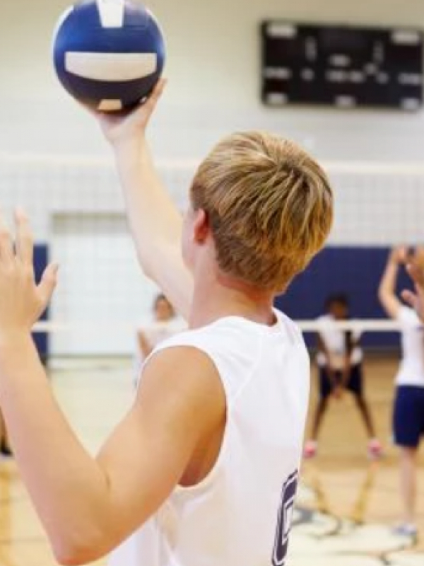 Treinamento Esportivo de Vôlei no Acampamento de Verão na França