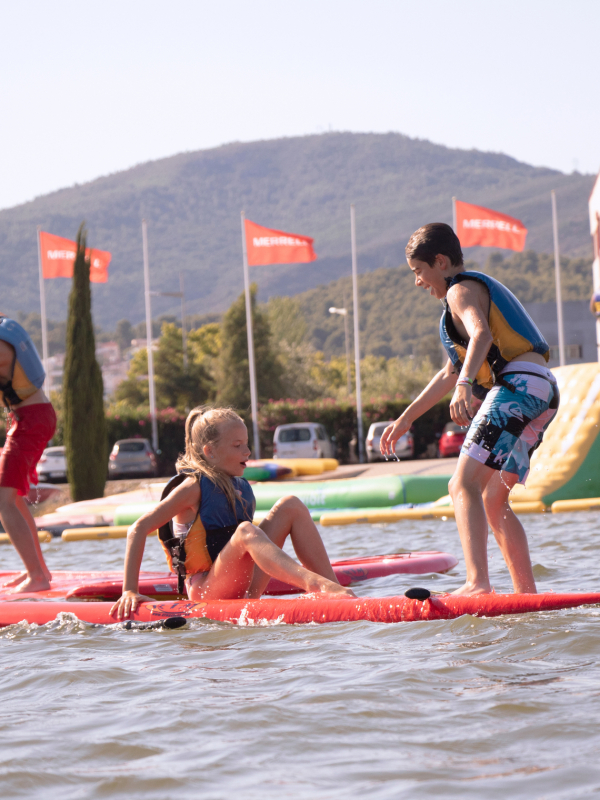 Acampamento de verão de esportes aquáticos espanhol na Espanha