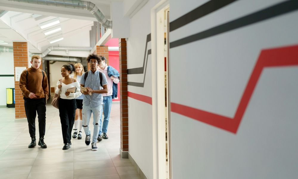 Obtén créditos mientras estudias en el extranjero - grupo de estudiantes de intercambio