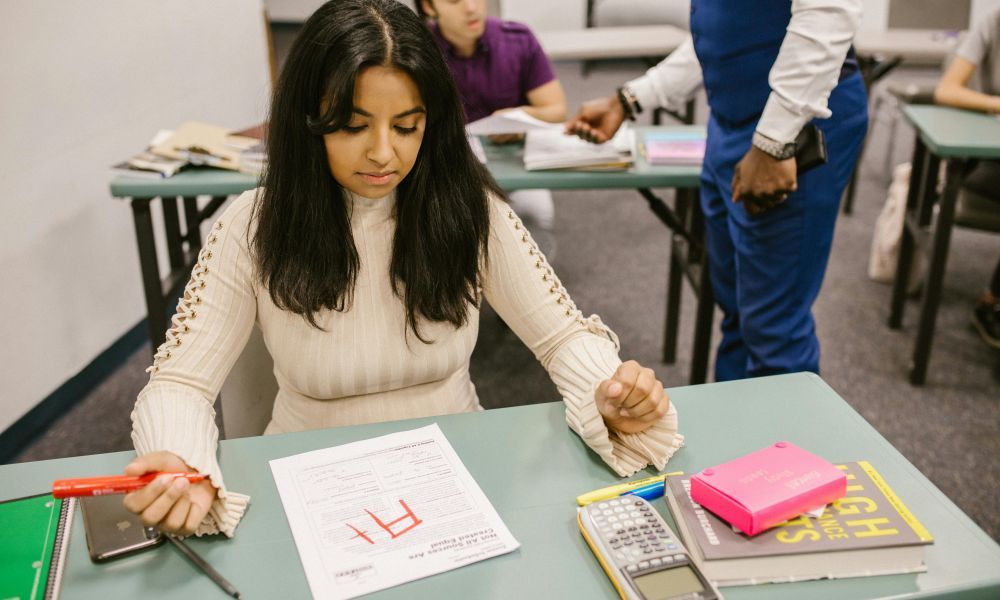 Obtenga créditos mientras estudia en el extranjero: estudiante de intercambio que obtiene una A