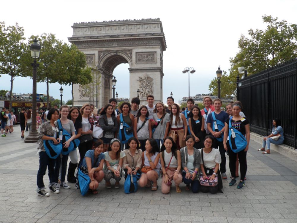 Group travels to Paris - school group in front of Arc de Triomphe